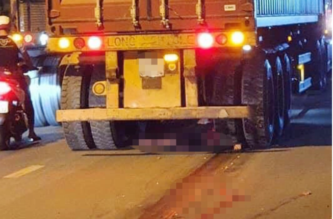  Người đàn ông bị xe container cán tử vong: Đêm 6/4, tại đường Nguyễn Duy Trinh, phường Phú Hữu, TP Thủ Đức, TP HCM, người đàn ông khoảng 35 tuổi, lái xe máy mang biển số tỉnh Tiền Giang va chạm với xe đầu kéo container mang biển số tỉnh Bến Tre chạy cùng chiều. Cú va chạm khiến người đàn ông bị cuốn vào gầm xe đầu kéo tử vong tại chỗ.