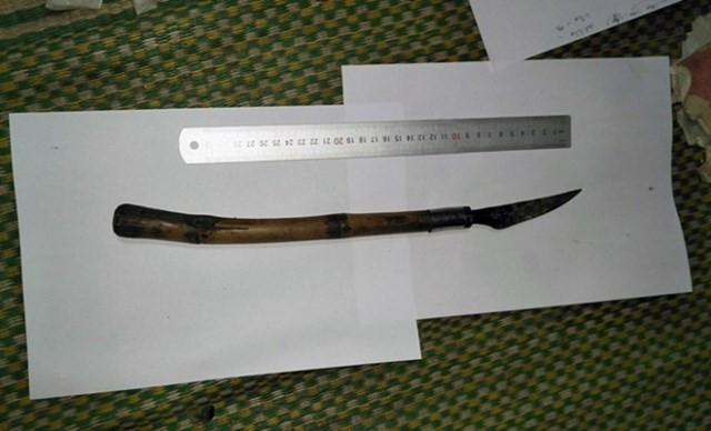  Mâu thuẫn, anh ruột dùng kéo đâm em trai tử vong: Tối 6/4, tại thôn Gia Cát, xã Quế Phong, Quế Sơn, Quảng Nam, ông Trần Đình Nhựt (48 tuổi) đã xảy ra mâu thuẫn về chuyện gia đình với em trai là anh Trần Đình Th. (33 tuổi). Trong lúc cãi vã, ông Nhựt đã lấy cây kéo đâm em trai tử vong. Ngày 7/4, Công an huyện Quế Sơn cho biết đang tạm giữ Nhựt để điều tra, làm rõ. 