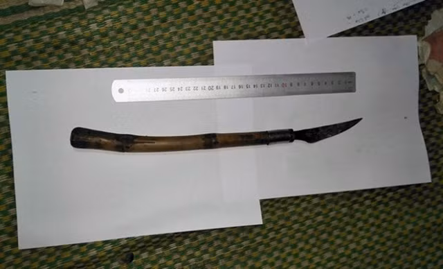  Mâu thuẫn, anh ruột dùng kéo đâm em trai tử vong: Tối 6/4, tại thôn Gia Cát, xã Quế Phong, Quế Sơn, Quảng Nam, ông Trần Đình Nhựt (48 tuổi) đã xảy ra mâu thuẫn về chuyện gia đình với em trai là anh Trần Đình Th. (33 tuổi). Trong lúc cãi vã, ông Nhựt đã lấy cây kéo đâm em trai tử vong. Ngày 7/4, Công an huyện Quế Sơn cho biết đang tạm giữ Nhựt để điều tra, làm rõ. 