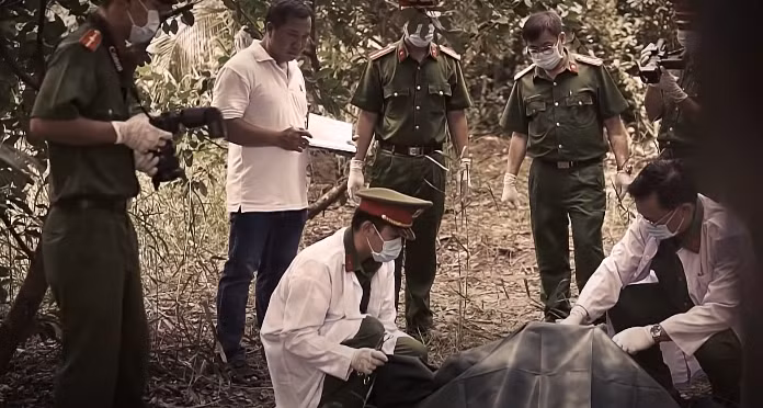 Đội khám nghiệm còn tìm thấy tại hiện trường 1 chiếc thùng xốp chứa nước đá, 2 ly nhựa, 4 vỏ lon bia, ống hút và 1 tờ báo Đời sống &amp; Pháp luật. Mở rộng phạm vi hiện trường, đội khám nghiệm còn tìm thấy một túi xách phụ nữ và những mảnh vụn giống như quyển sổ hộ khẩu bị xé, rơi vãi cách hiện trường vài trăm mét. Nhặt từng mảnh giấy vụn ráp lại, đội khám nghiệm chỉ nhận diện được 2 từ "Bè" và "Thanh". Nạn nhân có dấu hiệu quan hệ tình dục trước khi bị giết, nhưng qua công tác giám định, không tìm thấy mẫu tinh trùng.