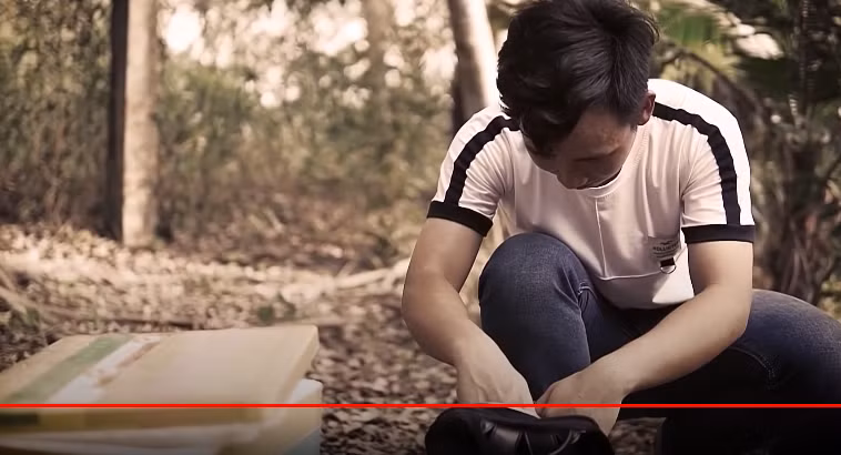 Trên đường đi, Thanh mua đồ ăn thức uống để có lý do đưa chị Bích Hợp vào cánh rừng tràm vắng vẻ. Lợi dụng lúc chị Bích Hợp không để ý, Thanh đã bỏ thuốc ngủ vào ly bia rồi đưa cho chị uống. Khi chị Bích Hợp ngấm thuốc ngủ, Thanh đã ra tay hạ sát. Khi biết chắc rằng chị Bích Hợp đã chết, Thanh lục giỏ xách lấy hết tiền thế chấp xe của chị Bích Hợp.