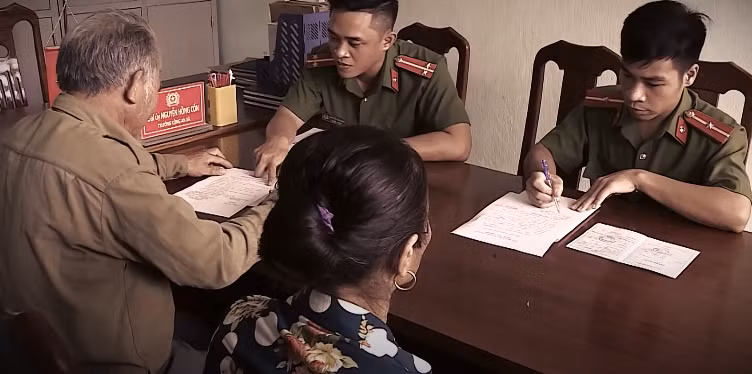 Bất ngờ 1 mũi trinh sát gặp được một người đàn ông cư ngụ ở huyện Cái Bè, Tiền Giang đang tất tả truy tìm cô em gái làm công nhân ở khu công nghiệp ở Vĩnh Long đã mất tích 2 ngày. Cuộc gặp gỡ này đã tháo gỡ nút thắt đầu tiên của vụ án. Bằng các biện pháp nghiệp vụ, ban Chuyên án đã xác định nạn nhân chính là em gái mất tích của người đàn ông. Đó là chị Đặng Thị Bích Hợp, sinh năm 1989, ngụ Tân Thanh, Cái Bè, Tiền Giang.