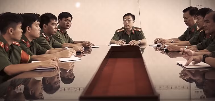 Tại cuộc họp phân tích vụ án, các thành viên ban chuyên án đều thống nhất, cần phải nhanh chóng làm rõ ý nghĩa của 2 từ "Bè" và "Thanh" trên mảnh vụn của quyển sổ hộ khẩu. Bởi đó là manh mối duy nhất và cụ thể nhất trong phạm vi nghi vấn. Hai từ này là chữ viết hoa nên có thể đó là tên địa danh Cái Bè, thuộc tỉnh Tiền Giang, cũng có thể là Nhà Bè, thuộc TP HCM. Để giải mã chữ "Bè", ngay sau đó, nhiều mũi trinh sát được cắt cử đi đến những địa điểm, khu vực có liên quan để dò thông tin.