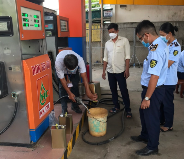  Bán xăng 'dỏm', Công ty xăng dầu KK Oil bị phạt hơn 300 triệu đồng: Ngày 1/4, tin từ UBND tỉnh Tây Ninh cho biết, đã ra quyết định xử phạt hành chính 328,5 triệu đồng đối với Công ty Cổ phần xăng dầu KK Oil ở TP Tây Ninh về hành vi bán xăng có chất lượng không phù hợp quy chuẩn kỹ thuật tương ứng. 