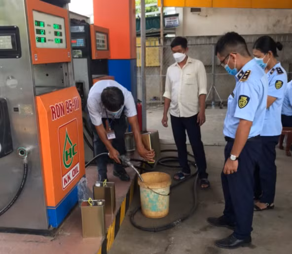  Bán xăng 'dỏm', Công ty xăng dầu KK Oil bị phạt hơn 300 triệu đồng: Ngày 1/4, tin từ UBND tỉnh Tây Ninh cho biết, đã ra quyết định xử phạt hành chính 328,5 triệu đồng đối với Công ty Cổ phần xăng dầu KK Oil ở TP Tây Ninh về hành vi bán xăng có chất lượng không phù hợp quy chuẩn kỹ thuật tương ứng. 