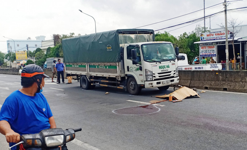  Va chạm với xe tải, người đàn ông đi xe đạp tử vong tại chỗ: Trưa 1/4, trên Quốc lộ 1 đoạn qua địa phận huyện Vĩnh Lợi, tỉnh Bạc Liêu xe tải BKS 83C-068.xx (chưa rõ danh tính tài xế) xảy ra va chạm với người đàn ông (ngoài 60 tuổi) đi xe đạp, khiến người này tử vong tại chỗ.