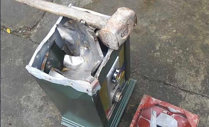  Cháu gái phá két sắt nhà cô ruột lấy trộm hơn 2.500 USD: Lợi dụng lúc cô ruột đi vắng,Huỳnh Tâm Như (SN 2002, ngụ huyện Phụng Hiệp, Hậu Giang) đã phá két sắt và lấy trộm xấp tiền đô (mệnh giá mỗi tờ tiền là 100 USD). Để không bị phát hiện, Như đã giấu số tiền trộm được trong nhà vệ sinh. Ngày 1/4, Công an huyện Phụng Hiệp cho biết đã khởi tố Như. 