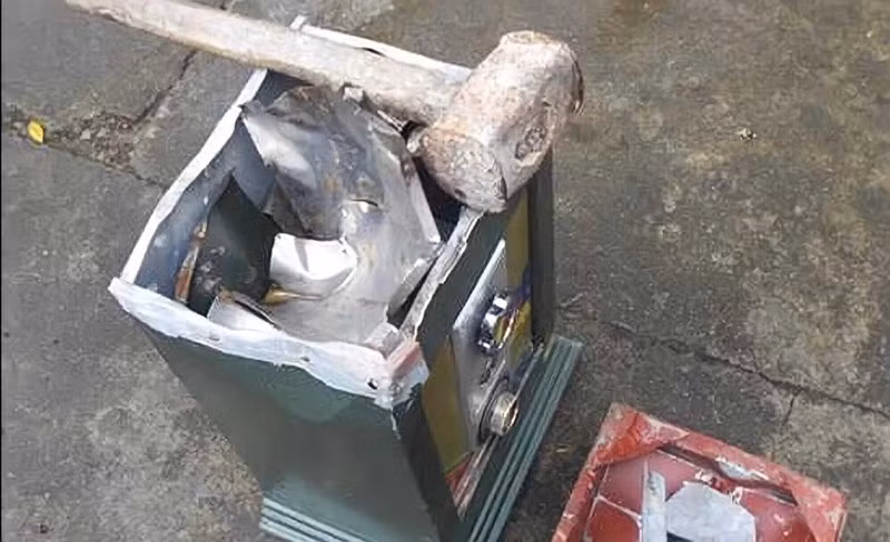  Cháu gái phá két sắt nhà cô ruột lấy trộm hơn 2.500 USD: Lợi dụng lúc cô ruột đi vắng,Huỳnh Tâm Như (SN 2002, ngụ huyện Phụng Hiệp, Hậu Giang) đã phá két sắt và lấy trộm xấp tiền đô (mệnh giá mỗi tờ tiền là 100 USD). Để không bị phát hiện, Như đã giấu số tiền trộm được trong nhà vệ sinh. Ngày 1/4, Công an huyện Phụng Hiệp cho biết đã khởi tố Như. 