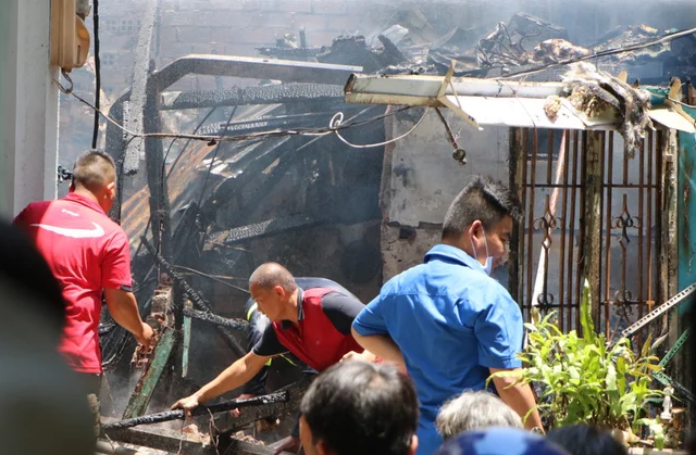  Nam thanh niên mua 18 lít dầu đốt nhà bạn gái: Mâu thuẫn tình cảm, H. (26 tuổi, ngụ quận Bình Thạnh, TP HCM) mua dầu đến tưới vào nhà bạn gái 23 tuổi trên đường Bùi Hữu Nghĩa, quận Bình Thạnh rồi châm lửa đốt. Hỏa hoạn khiến căn nhà bị thiêu rụi. Ngày 1/4, Công an phường 2, quận Bình Thạnh cho biết đang lập hồ sơ xử lý nam thanh niên này. 