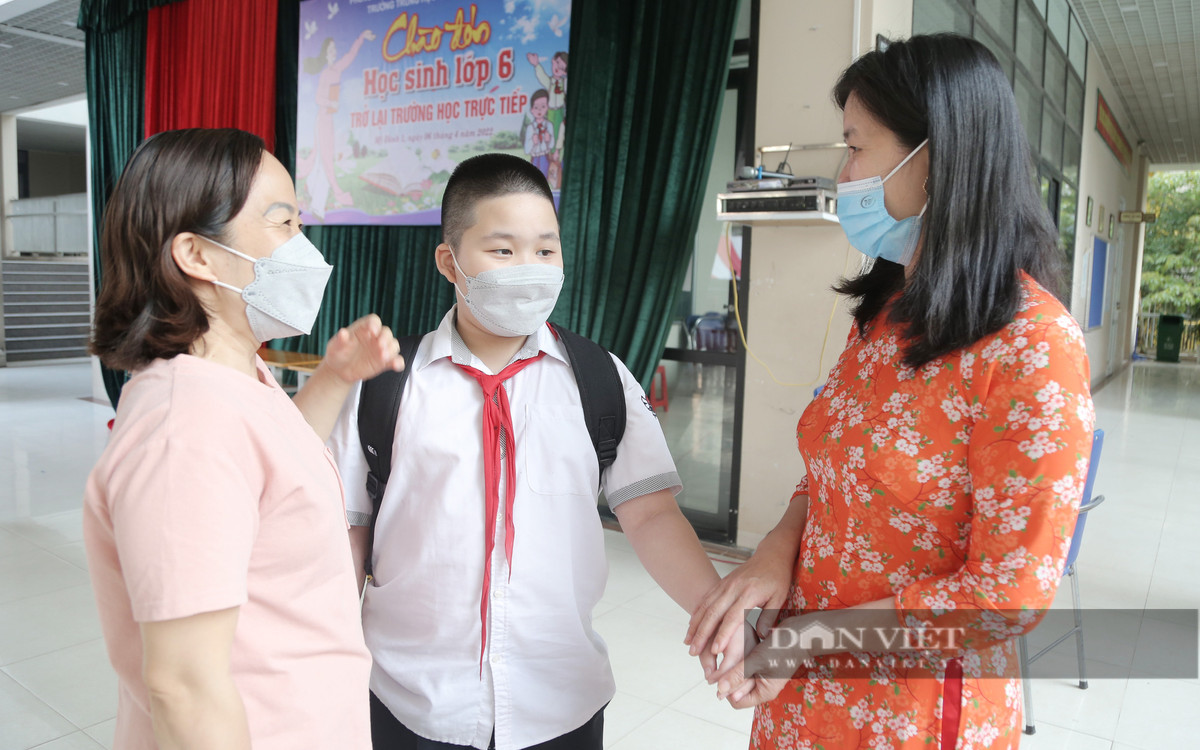 Học sinh lớp 1-6 Hà Nội đi học: Bố đưa con đến nhầm trường, trò không nhận ra cô - Hình 9 Hoc sinh lop 1-6 Ha Noi di hoc: Bo dua con den nham truong, tro khong nhan ra co-Hinh-9