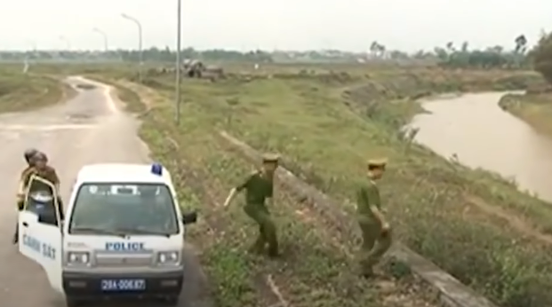 Nhận được tin báo lực lượng chức năng đã nhanh chóng cử người xuống hiện trường, bảo vệ hiện trường, điều tra làm rõ.