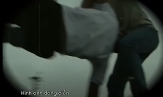 Thấy hai thanh niên không đập nữa, anh Tường vùng dậy chạy ra phía gần sông Cà Lồ. Thấy vậy, Hải và Quảng lại chạy theo, lại lấy gạch đập anh Tường rồi ném anh xuống sông Cà Lồ làm anh này tử vong.