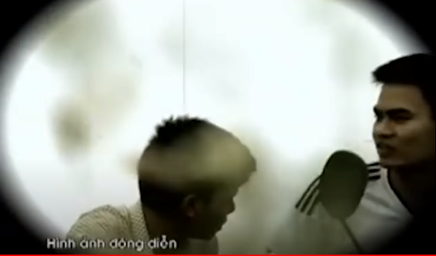 5 phút sau, anh Tường giục Quảng đi vệ sinh nhanh lên để anh còn đi lấy hàng. Nói xong anh này quay lại sàm sỡ Hải. Hải không đồng ý, gạt tay anh Tường ra và nói “hôm nay chú đi mà lột quần thằng Quảng”. Vừa lúc đó, Quảng đi tới sát anh Tường và bị anh này “giở trò” âu yếm.