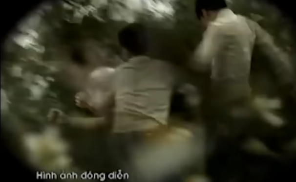 Ngay lập tức, Hải đứng sau liền lấy đoạn sắt đã mài nhọn trong túi quần đâm anh Tường một nhát. Thấy bạn đâm anh Tường, Quảng cũng nhanh tay rút thanh sắt trong túi ra đâm anh Tường tới tấp.