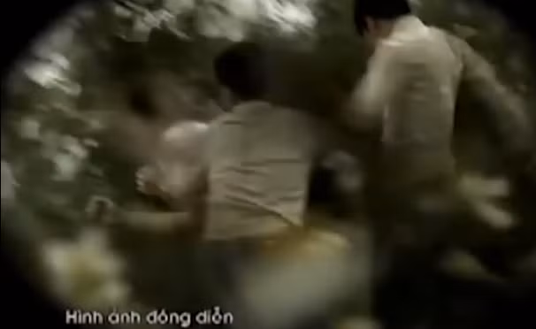 Ngay lập tức, Hải đứng sau liền lấy đoạn sắt đã mài nhọn trong túi quần đâm anh Tường một nhát. Thấy bạn đâm anh Tường, Quảng cũng nhanh tay rút thanh sắt trong túi ra đâm anh Tường tới tấp.