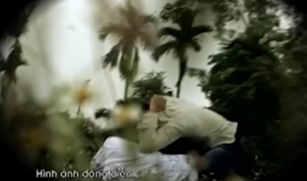 Nạn nhân vừa chạy vừa hô cướp thì bị Quảng và Hải đuổi theo, quật ngã. Hai thanh niên ghì cổ, giữ chân không cho anh Tường chạy. Trong khi vật lộn, anh Tường giằng được thanh sắt định đánh lại nhưng không đánh được và tiếp tục bị hai thanh niên hành hung. Sau đó, Quảng còn đưa gạch cho Hải để đập vào đầu anh Tường.