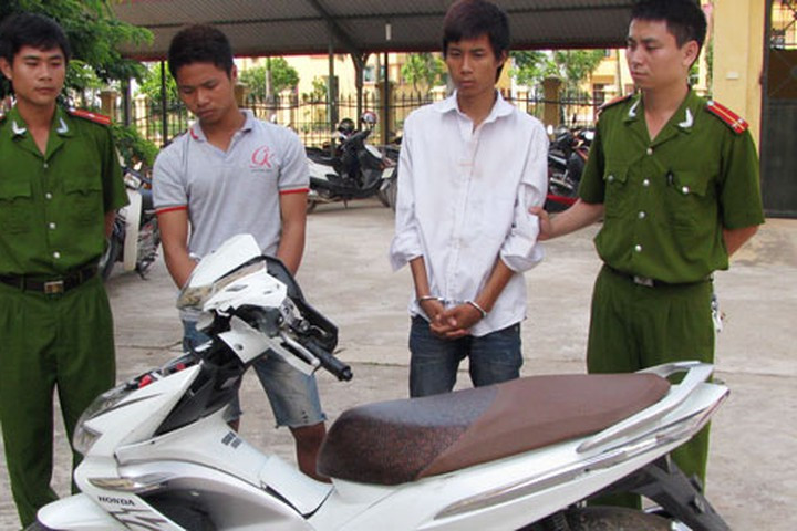 Qua điều tra, bằng các biện pháp nghiệp vụ đến 21h cùng ngày, Công an huyện Mê Linh và các đơn vị phối hợp đã bắt 2 đối tượng là: Trần Đình Quảng và Đỗ Xuân Hải (cùng SN 1994, Thanh Xuân, Sóc Sơn, Hà Nội).