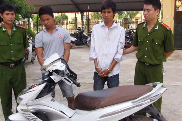 Qua điều tra, bằng các biện pháp nghiệp vụ đến 21h cùng ngày, Công an huyện Mê Linh và các đơn vị phối hợp đã bắt 2 đối tượng là: Trần Đình Quảng và Đỗ Xuân Hải (cùng SN 1994, Thanh Xuân, Sóc Sơn, Hà Nội).