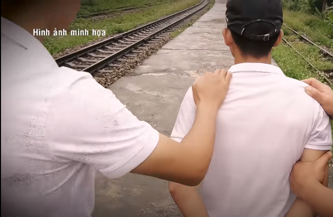 Đây là một hoạt động bất thường, trái quy luật sinh hoạt, vì bao năm qua bà ta không ra khỏi nhà. Nhận định rất có thể mẹ con Tiến có hẹn với nhau, các trinh sát lập tức triển khai các biện pháp nghiệp vụ cần thiết. Đến sáng hôm sau thì Tiến đã sa lưới khi lén trở về quê ngoại ở Hạ Hòa, Phú Thọ. Biết Tiến đã có hơn hai năm trốn nã và trong thời gian đó hẳn đã chuẩn bị kỹ câu trả lời nếu bị Công an bắt nên ngay từ lần đầu xét hỏi, các trinh sát đã áp dụng chiến thuật như đã nắm rõ hành vi phạm tội của thủ phạm.