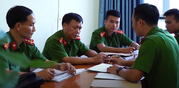 Tất cả dường như đã đi đến một kết luận chính tên Tiến là hung thủ giết người. Nhưng với công tác điều tra án thì xảy ra trên đỉnh núi, không hề có chứng cứ vật chất hay nhân chứng, trong khi đối tượng nghi vấn đã đi khỏi địa phương nên chuỗi chứng cứ được đánh giá là “non”. Đứng trước khó khăn này, toàn bộ đoàn công tác nghiên cứu lại toàn bộ hồ sơ, bàn bạc và rồi quyết định cuối cùng đã được đưa ra: khởi tố bị can và lệnh truy nã đặc biệt toàn quốc đối với Nguyễn Văn Tiến.