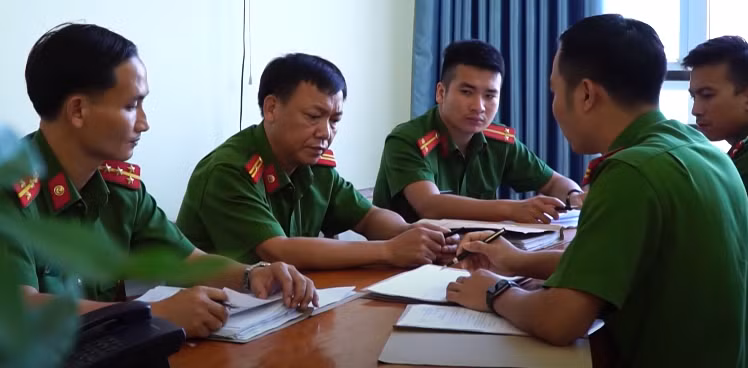 Tất cả dường như đã đi đến một kết luận chính tên Tiến là hung thủ giết người. Nhưng với công tác điều tra án thì xảy ra trên đỉnh núi, không hề có chứng cứ vật chất hay nhân chứng, trong khi đối tượng nghi vấn đã đi khỏi địa phương nên chuỗi chứng cứ được đánh giá là “non”. Đứng trước khó khăn này, toàn bộ đoàn công tác nghiên cứu lại toàn bộ hồ sơ, bàn bạc và rồi quyết định cuối cùng đã được đưa ra: khởi tố bị can và lệnh truy nã đặc biệt toàn quốc đối với Nguyễn Văn Tiến.