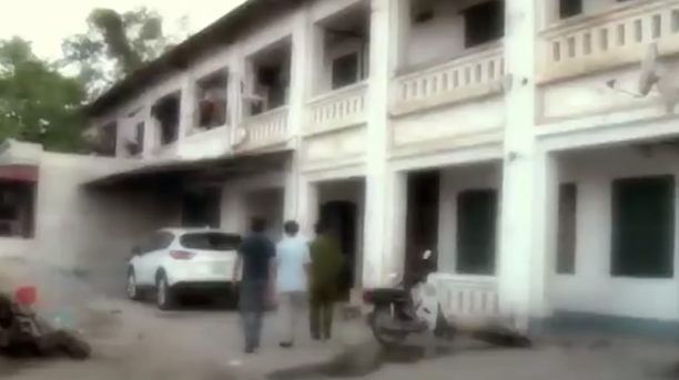 Tiến hành khoanh vùng hàng loạt đối tượng hình sự trên địa phương, thu thập thông tin từ quần chúng nhân dân về việc có phát hiện được kẻ lạ mặt nào xuất hiện gần khu vực hiện trường trong ngày xảy ra vụ án hay không, bên cạnh đó, lực lượng điều tra cũng tích cực áp dụng các biện pháp nghiệp vụ để truy tìm theo nhiều hướng khác nhau.