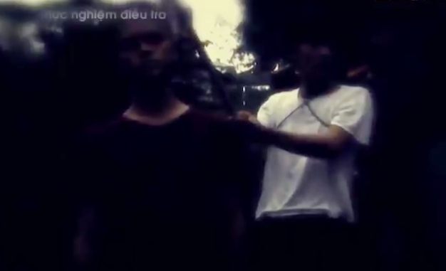 Lời khai của hai đối tượng này cho thấy, vì thiếu tiền tiêu xài nên chúng đã rủ nhau đi từ huyện Bảo Thắng lên TP Lào Cai với mục đích sẽ trộm cắp tài sản. Khi đi qua nhà ông Ứng, thấy trong nhà chỉ có hai ông bà già nên chúng đã vào trong hòng trộm cắp. Tuy nhiên, do bị phát hiện nên Khuê và Dương đã tấn công rồi sát hại ông Ứng và chém trọng thương bà Bích, lục soát rồi cướp đi một số tài sản có giá trị.