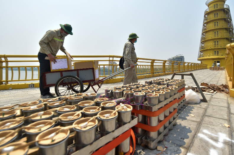 Trưa 8/4 (tức mùng 8/3 Nhâm Dần) tại khu vực Hồ Công viên Văn Lang, lực lượng chức năng tỉnh Phú Thọ đang khẩn trương lắp đặt các thiết bị, tạo nên một trận địa pháo hoa. 