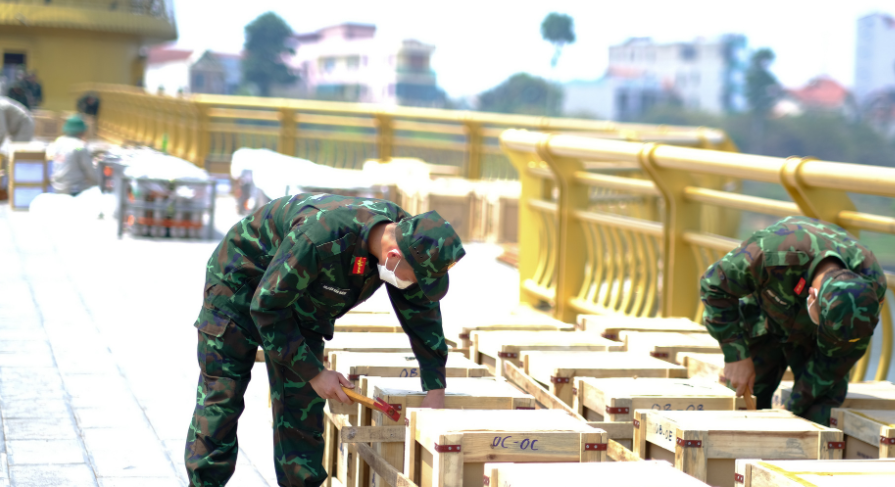 Tại đây, cơ quan chức năng đang phối hợp cùng với lực lượng bộ đội tiến hành bảo vệ, lắp đặt các thiết bị, giàn pháo ngay trên Cầu Văn Lang. 