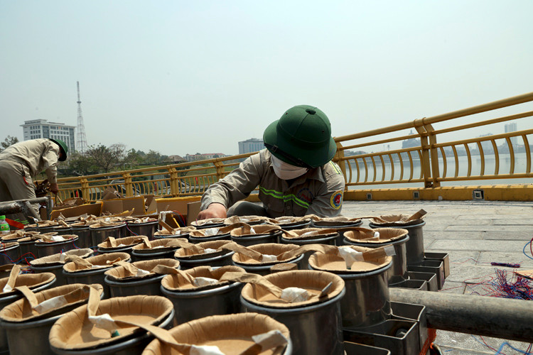 Các bệ pháo được xếp lần lượt theo thứ tự dọc theo mặt cầu Văn Lang.