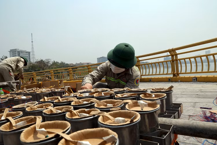 Các bệ pháo được xếp lần lượt theo thứ tự dọc theo mặt cầu Văn Lang.