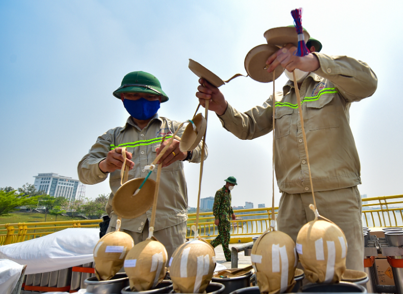 Nhân viên kỹ thuật lắp đặt các quả pháo tầm cao vào bệ pháo. 