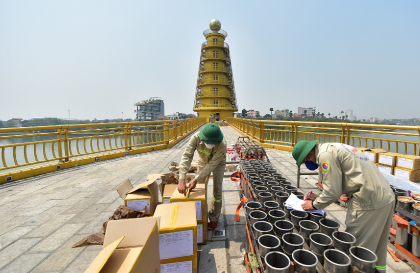 Trước đó, ngày 1/4, tại cuộc họp triển khai kế hoạch tổ chức Giỗ Tổ Hùng Vương - Lễ hội Đền Hùng năm Nhâm Dần 2022, ông Bùi Văn Quang, Chủ tịch UBND tỉnh Phú Thọ giao Sở Văn hóa, Thể thao và Du lịch phối hợp với Bộ Chỉ huy Quân sự tỉnh chuẩn bị các điều kiện cần thiết để tổ chức bắn pháo hoa tầm cao 15 phút vào đêm 9/4 (tức mùng 9/3 năm Nhâm Dần), đảm bảo an toàn tuyệt đối. 