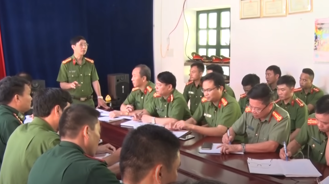 Vào ngày 20/6/2019, Lở có nhờ em trai và hàng xóm băng bó giúp vết thương ở tay, sau đó anh ta bỏ sang Trung Quốc. Xác định, Lở là nghi phạm số 1, Công an huyện Phong Thổ và Công an tỉnh Lai Châu đã tiến hành truy bắt.