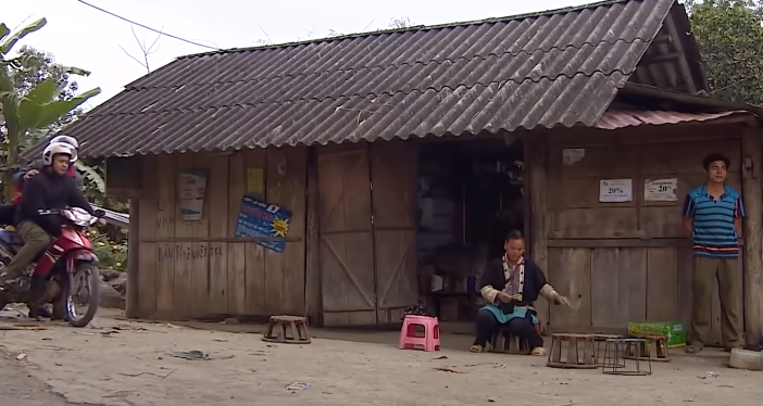 Tiến hành xác minh thì được biết bà Mẩy vốn hiền lành, không có mâu thuẫn với ai tại nơi sinh sống. Mặc dù các trinh sát Công an Lai Châu đã khoang vùng 1 vài đối tượng nằm trong diện quản lý, nhưng dấu vết hung thủ để lại quá ít ỏi khiến cuộc điều tra không thu được kết quả. Nhiều ngày bám địa bàn, các trinh sát nhận được thông tin, bà Mẩy và vợ chồng con trai là Tần Vần Khay có mâu thuẫn nghiêm trọng trong việc tranh chấp đất nương.