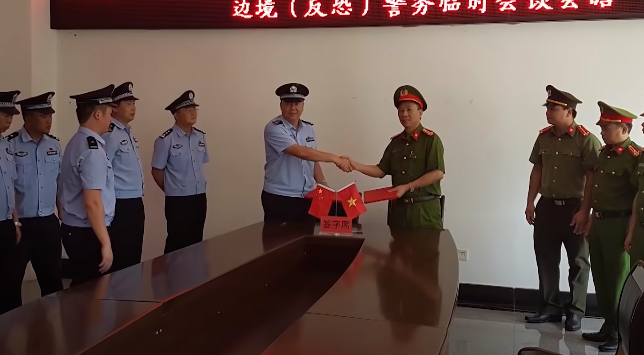 Lở tuy trẻ nhưng là một gã tinh ranh. Sau khi trốn sang Trung Quốc, Lở ở nhờ nhà một người tại huyện Kim Bình (tỉnh Vân Nam). Nhận được thông tin này, Công an Lai Châu đã liên lạc với Công an nước bạn đề nghị phối hợp, tuy nhiên khi Công an huyện Kim Bình tìm đến nơi, Lở đã bỏ đi trước đó.