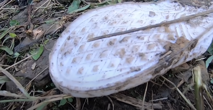 Công an lật tìm và thu được đôi dép tổ ong màu trắng, 1 cán dù bằng gỗ, nhựa, 3 hòn đá khá to và một số vật dụng khác của nạn nhân như túi xách bằng vải, quần áo dài, quần đùi đều dính máu. Kết luận sơ bộ ban đầu cho thấy, bà Mẩy bị sát hại, những dấu vết tại hiện trường cũng chỉ ra đã có cuộc giằng co giữa nạn nhân và hung thủ.