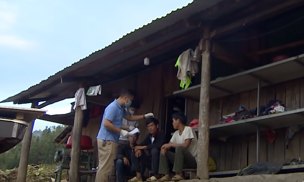 Ở nhà chỉ còn hai người là Phàn Láo Tà và Phàn Lao Lở (SN 1996, trú bàn bản Lùng Than, xã Mù Sang, huyện Phong Thổ, tỉnh Lai Châu). Tuy vậy, vào thời điểm kiểm tra, chỉ có Tà ở nhà, còn Lở đi đâu chưa rõ. Một nhân chứng cung cấp, vào ngày xảy ra vụ án, Tà có đi hái ổi gần khu vực hiện trường. Tà là đối tượng nghiện ma tuý, có 1 tiền án, nhưng khi làm việc với Công an, Tà được xác định không liên quan.