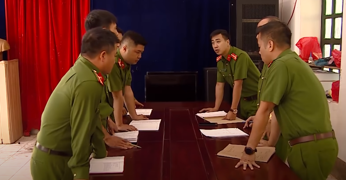 Lúc này, nghi phạm được tập trung vào đối tượng Lở. Qua nắm bắt thông tin, các trinh sát biết Lở bị thương ở tay trước đó vài ngày và đã trốn sang Trung Quốc. Dù Lở không thuộc đối tượng quản lý nghiệp vụ, nhưng đây là gã thanh niên cục súc, côn đồ.