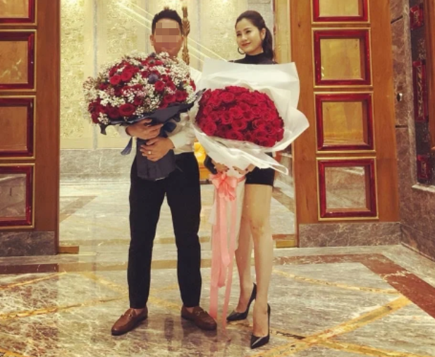 Tổng cộng, bà T. đã đưa cho bà Nghệ 260 tỷ đồng nhưng chờ mãi không thấy giấy tờ thành lập ngân hàng. Qua tìm hiểu, bà T. biết mình bị vợ chồng bà Nghệ lừa nên gây áp lực và giữa tháng 3/2021 đã đưa vợ chồng này đến văn phòng công chứng, xác lập vi bằng là vay mượn khoản tiền trên. Một nạn nhân khác là bà H.H. ở Hải Dương tố cáo bị vợ chồng bà Nghệ chiếm đoạt 170 tỷ đồng thông qua việc góp vốn mở ngân hàng. Theo bà H., vợ chồng bà Nghệ đã tạo ra vỏ bọc hào hoáng, đại gia thứ thiệt… khiến nhiều người tin tưởng, sập bẫy.