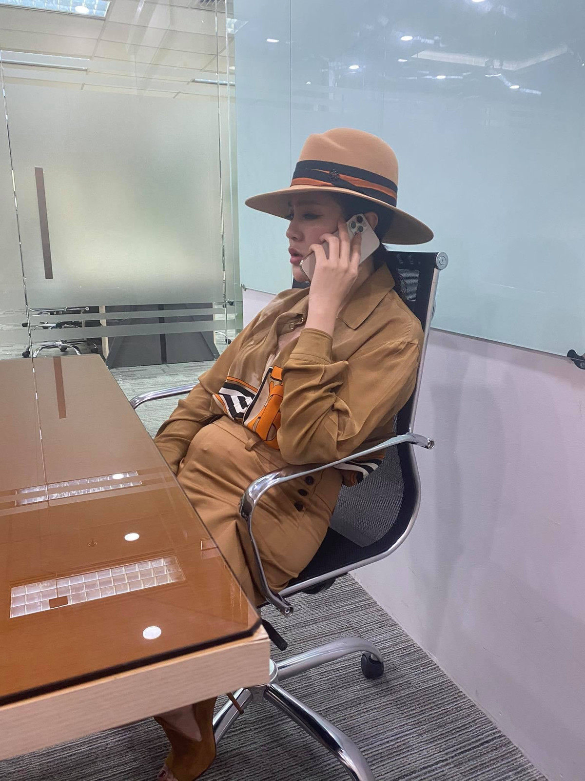 Công ty Việt Hưng Phát đăng ký kinh doanh đa lĩnh vực như: Kinh doanh hàng hoá bán lẻ; môi giá đấu giá, chứng khoán… Đáng nói trong danh mục đăng ký có hoạt động lĩnh vực cấp tín dụng khác, cụ thể là hoạt động đại lý đổi ngoại tệ cho tổ chức tín dụng và lĩnh vực hoạt động trung gian tiền tệ khác, cung ứng dịch vụ nhận, chi, trả tiền tệ. Tuy nhiên, hơn một năm qua, công ty này đã khoá cửa không hoạt động. Các nạn nhân đã đưa tiền, có người hàng trăm tỷ đồng nhưng không liên lạc được với bà Nghệ nên đành phải tố cáo đến cơ quan Công an.