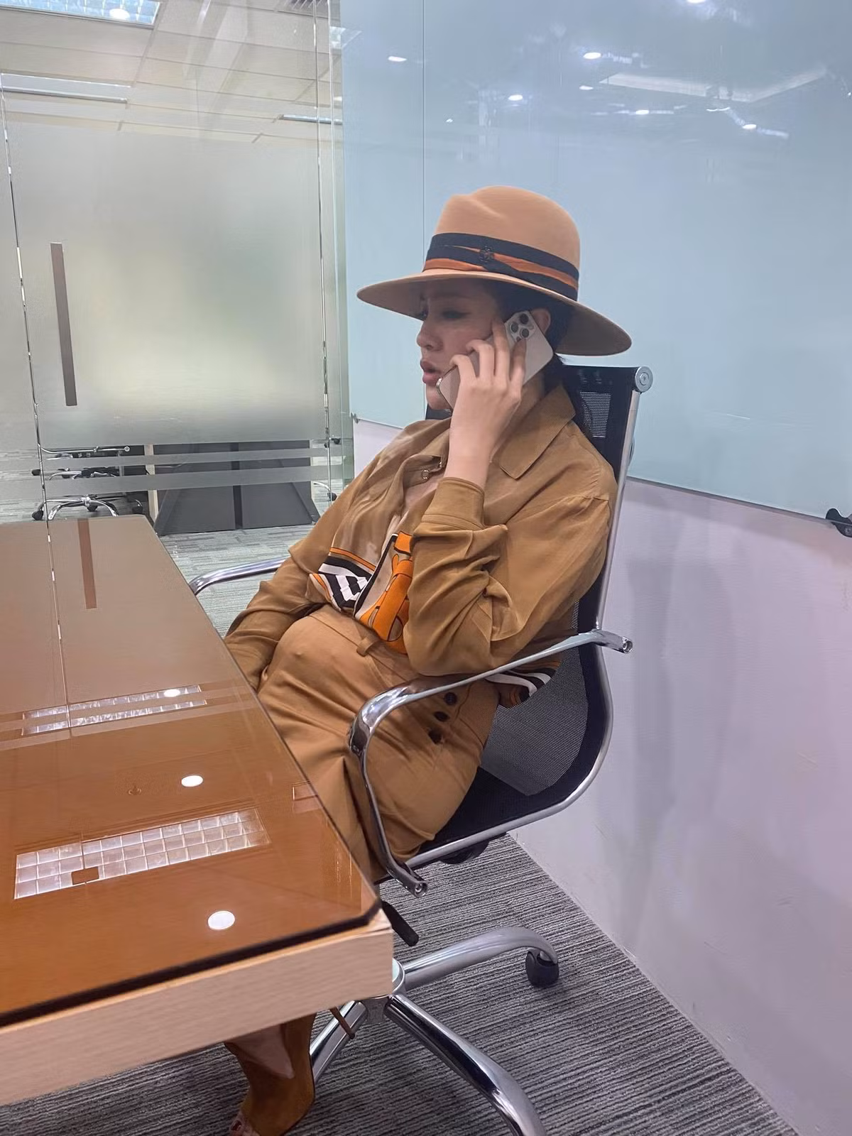 Công ty Việt Hưng Phát đăng ký kinh doanh đa lĩnh vực như: Kinh doanh hàng hoá bán lẻ; môi giá đấu giá, chứng khoán… Đáng nói trong danh mục đăng ký có hoạt động lĩnh vực cấp tín dụng khác, cụ thể là hoạt động đại lý đổi ngoại tệ cho tổ chức tín dụng và lĩnh vực hoạt động trung gian tiền tệ khác, cung ứng dịch vụ nhận, chi, trả tiền tệ. Tuy nhiên, hơn một năm qua, công ty này đã khoá cửa không hoạt động. Các nạn nhân đã đưa tiền, có người hàng trăm tỷ đồng nhưng không liên lạc được với bà Nghệ nên đành phải tố cáo đến cơ quan Công an.