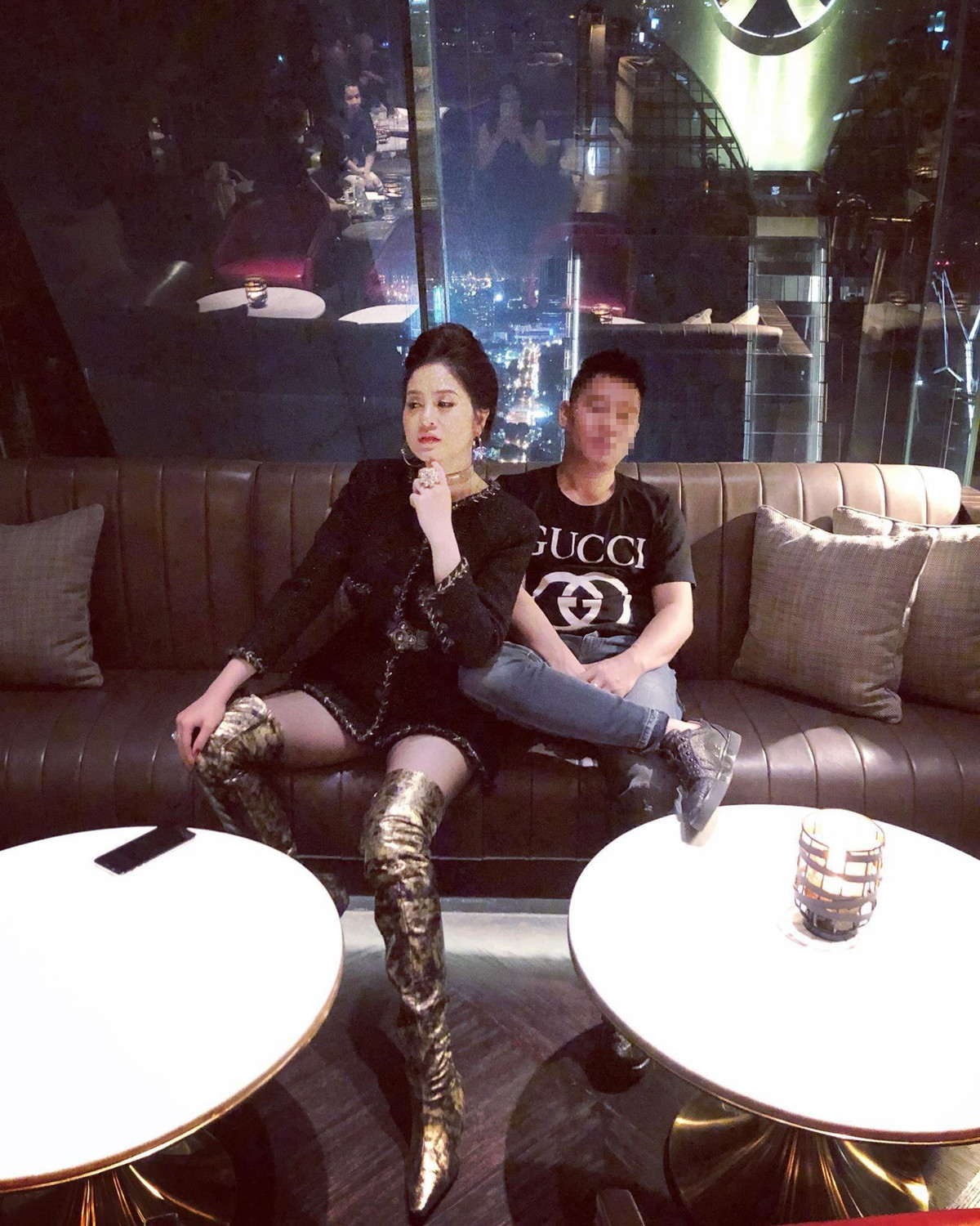 Nạn nhân bị bà Nghệ chiếm đoạt khoản tiền nhiều nhất hiện nay mà công an ghi nhận là bà T.B.T. (ngụ quận 7). Theo bà T. tố cáo, bà quen biết với vợ chồng bà Nghệ thông qua một người hàng xóm thân thiết. Bà T. biết vợ chồng Nghệ là doanh nhân thành đạt, kinh doanh lĩnh vực xăng dầu, thu đổi ngoại tệ nên khi Nghệ rủ rê hùn vốn làm ăn trong lĩnh vực này thì bà lập tức tham gia.