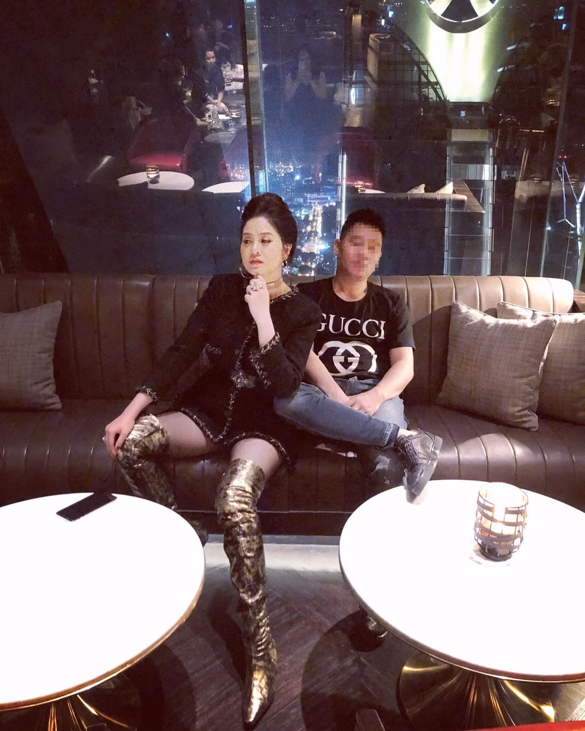 Nạn nhân bị bà Nghệ chiếm đoạt khoản tiền nhiều nhất hiện nay mà công an ghi nhận là bà T.B.T. (ngụ quận 7). Theo bà T. tố cáo, bà quen biết với vợ chồng bà Nghệ thông qua một người hàng xóm thân thiết. Bà T. biết vợ chồng Nghệ là doanh nhân thành đạt, kinh doanh lĩnh vực xăng dầu, thu đổi ngoại tệ nên khi Nghệ rủ rê hùn vốn làm ăn trong lĩnh vực này thì bà lập tức tham gia.