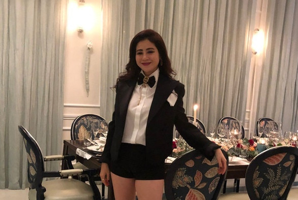 Theo các nạn nhân, thông qua nhiều mối quan hệ, họ biết bà Nghệ là một doanh nhân thành đạt, có cuộc sống sang chảnh… Quá trình đưa các nạn nhân vào bẫy, bà Nghệ có mời họ đế tận nhà và trụ sở công ty, tất cả đều hoành tráng nằm tại khu nhà giàu quận 7. Các nạn nhân còn cho hay, bà Nghệ còn giới thiệu dàn chục siêu xe, kim cương đắt tiền khiến nhiều người choáng ngợp.