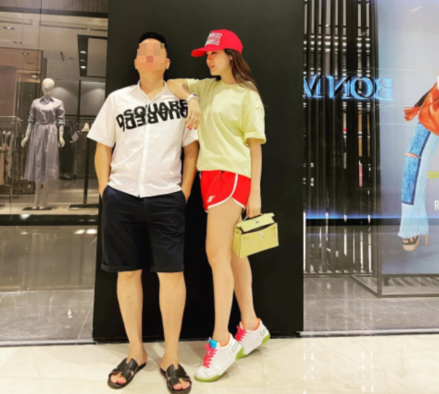 Bà T. có 3 lần chuyển tiền hùn vốn cho bà Nghệ với tổng cộng hơn 100 tỷ đồng. Một lần, Nghệ chi trả lợi nhuận kinh doanh cho bà T. hơn 23 tỷ đồng, do vậy bà T. tin tưởng đây là mối làm ăn quá hời. Sau đó bà Nghệ rủ rê hùn vốn thành lập ngân hàng và hứa sẽ cho bà T. làm chủ tịch HĐQT của cái gọi là “ngân hàng ngoại hối Việt Nam”; thậm chí bà Nghệ còn đưa giấy tờ cho bà T. để khai thủ tục.