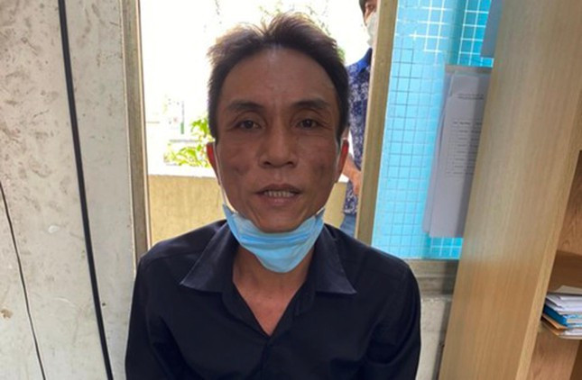  Đâm chết em họ vì mâu thuẫn nhỏ: Cho rằng em họ là anh T.V.X. (37 tuổi) có những lời nói "hỗn" với mình, Trần Khắc Hùng (48 tuổi, ngụ quận 4, TP HCM) giấu con dao trong người tìm đến nhà "nói chuyện" rồi đâm chết nạn nhân. Ngày 5/4, Công an TP HCM cho biết đang tạm giữ Hùng để điều tra, làm rõ. 