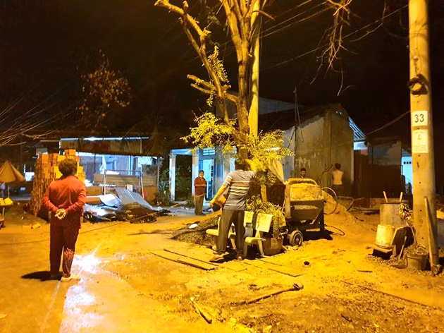  Điện giật làm chết thợ hồ và chủ nhà tại công trình xây dựng: Ngày 5/4, Công an TP Thủ Dầu Một, Bình Dương cho biết, chiều 4/4, nhóm công nhân đang thi công công trình xây dựng nhà ở phường Hiệp An thì nam thợ hồ tên Sơn Phen (54 tuổi, quê tỉnh Bạc Liêu) bị điện giật ngã xuống đất. Thấy vậy, chủ nhà tên Trịnh Thành Luông (49 tuổi) ngắt cầu dao rồi chạy ra ứng cứu nhưng cũng bị điện giật. Hậu quả khiến cả 2 tử vong. 