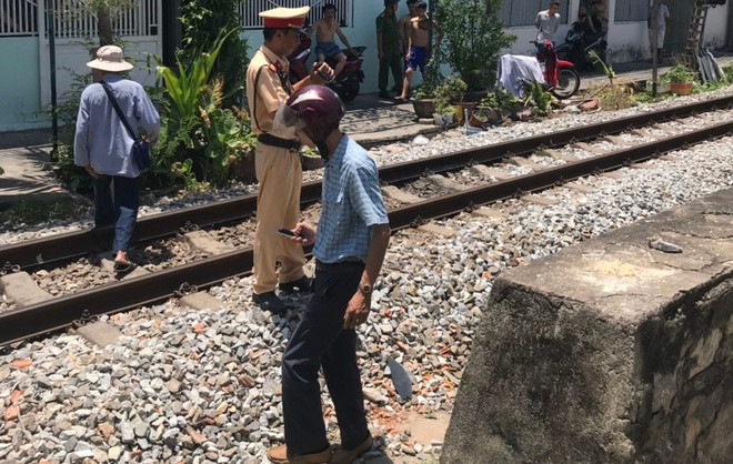  Ngủ trên đường ray, nam thanh niên bị tàu cán tử vong: Rạng sáng 5/4, tại khu vực đường Ga Quán Triều - Lưu Xá thuộc TP Thái Nguyên, anh Phạm Hồng Sơn (SN 1971, trú Hà Nội) điều khiển tàu phát hiện một nam thanh niên đang nằm ngủ, người vắt ngang sang đường tàu. Lái tàu đã bấm còi, kéo phanh gấp nhưng không kịp khiến thanh niên trên tử vong tại chỗ. 