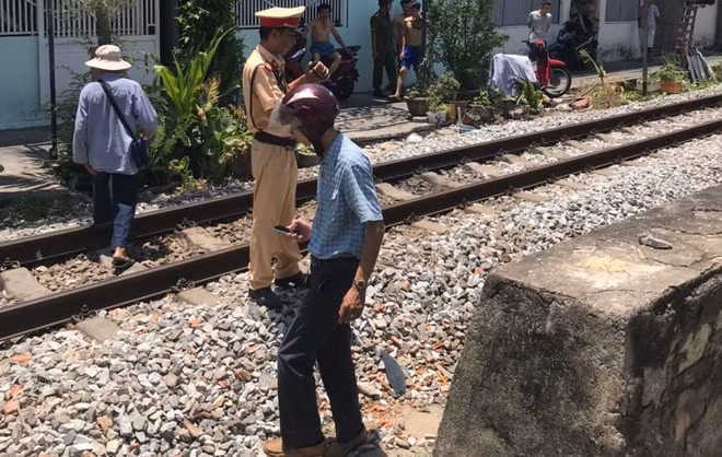  Ngủ trên đường ray, nam thanh niên bị tàu cán tử vong: Rạng sáng 5/4, tại khu vực đường Ga Quán Triều - Lưu Xá thuộc TP Thái Nguyên, anh Phạm Hồng Sơn (SN 1971, trú Hà Nội) điều khiển tàu phát hiện một nam thanh niên đang nằm ngủ, người vắt ngang sang đường tàu. Lái tàu đã bấm còi, kéo phanh gấp nhưng không kịp khiến thanh niên trên tử vong tại chỗ. 